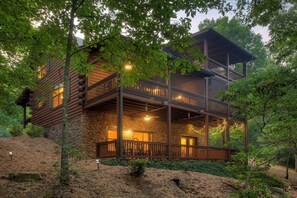 Exterior - Discover Romantic, Private, Peaceful Log Cabin on Rushing Stream with hot tub (Ellijay)