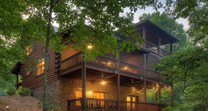 Discover Romantic, Private, Peaceful Log Cabin on Rushing Stream with hot tub