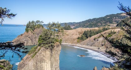 The Whale Watcher- 3rd story Condo with Ocean Views & Private Beach Access!