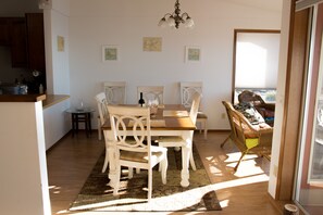 Dining - The Whale Watcher- 3rd story Condo with Ocean Views & Private Beach Access! (Brookings)