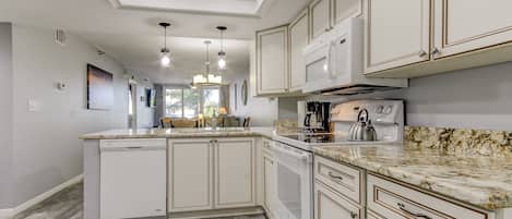 Refrigerador, microondas, horno, placa de cocina