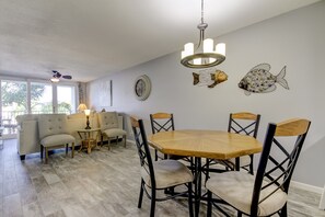 Dining - From your condo to the beach in seconds!! (Indian Rocks Beach)