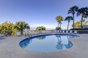 Utendørsbasseng og et oppvarmet basseng