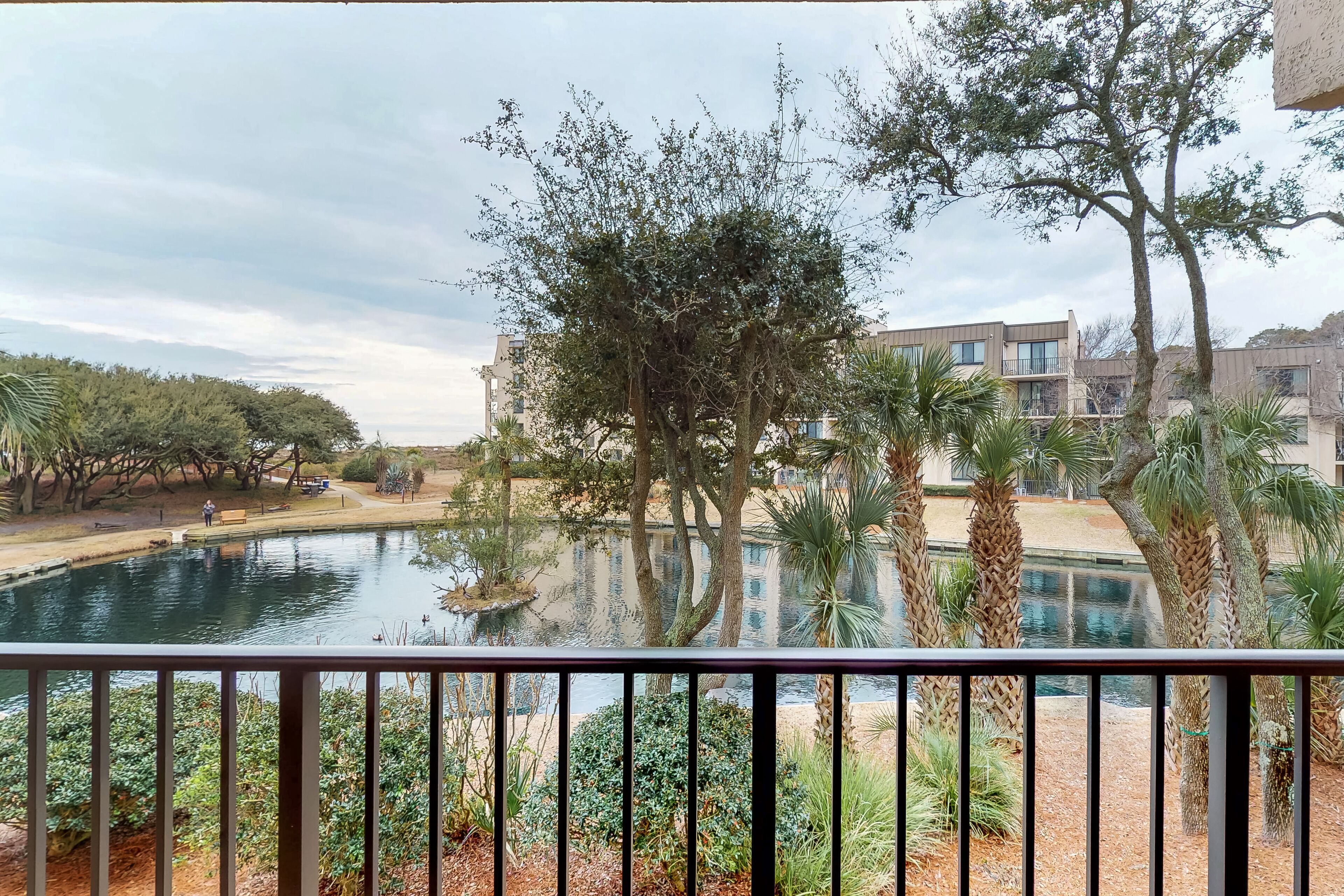 Family-Friendly Condo with Shared Pools, Hot Tub & Private Resort Beach