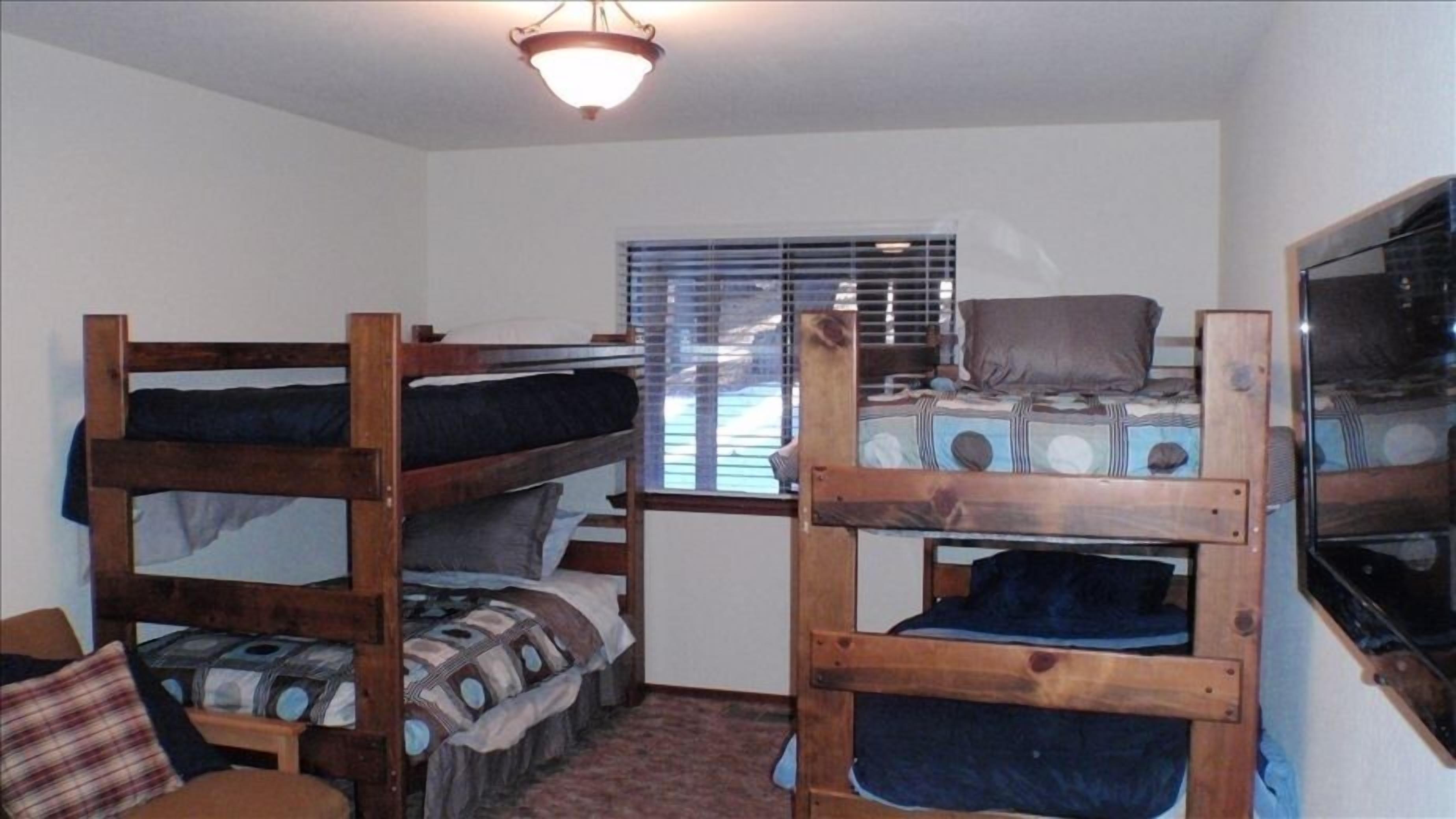 Friends, Family, Fun and a Loft!. 3 Bed/2.5 Bath, Ski Leases invited!