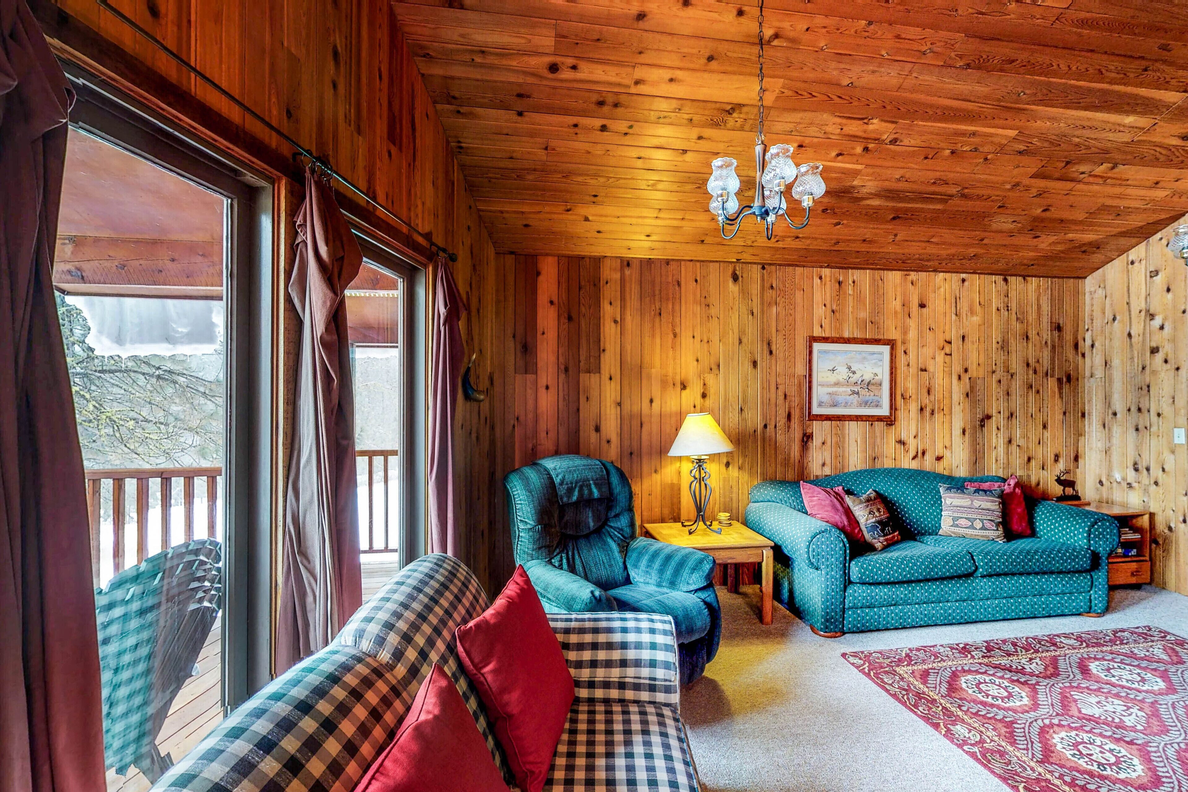 Télévision, cheminée, lecteur de DVD, baby-foot