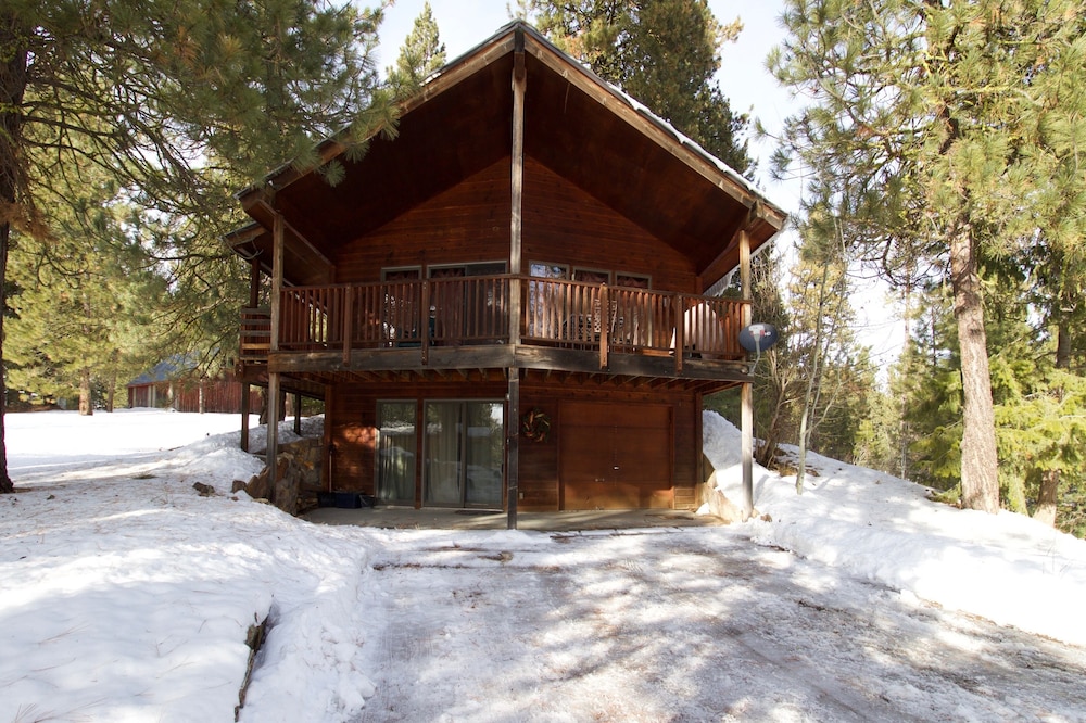 Cozy cabin with wood stove, WiFi, cable, and a foosball table