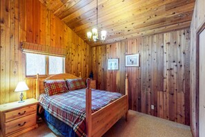 3 bedrooms, iron/ironing board, free Internet, bed sheets