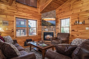 Smart TV, fireplace, video games, DVD player - Amazing views! Great for couples & families. Close to downtown! (Gatlinburg)