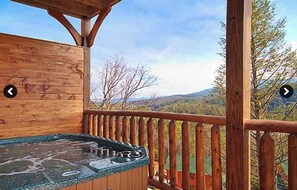 Outdoor spa tub - Amazing views! Great for couples & families. Close to downtown! (Gatlinburg)