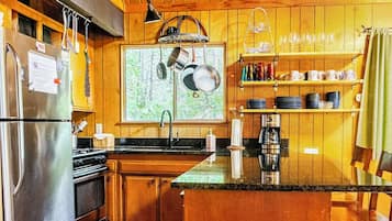 Cafetière/bouilloire, réfrigérateur, micro-ondes, four