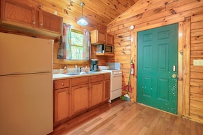 Fridge, microwave, oven, stovetop - Blue Rose Cabins - Cupids Cabin (Logan)