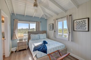 6 bedrooms, desk, iron/ironing board, travel cot