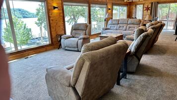 Smart-TV, Kamin, Bücher