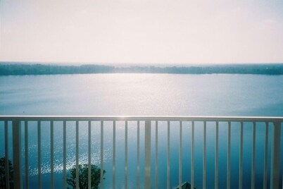 Beautiful Waterfront Condo Minutes from Disney