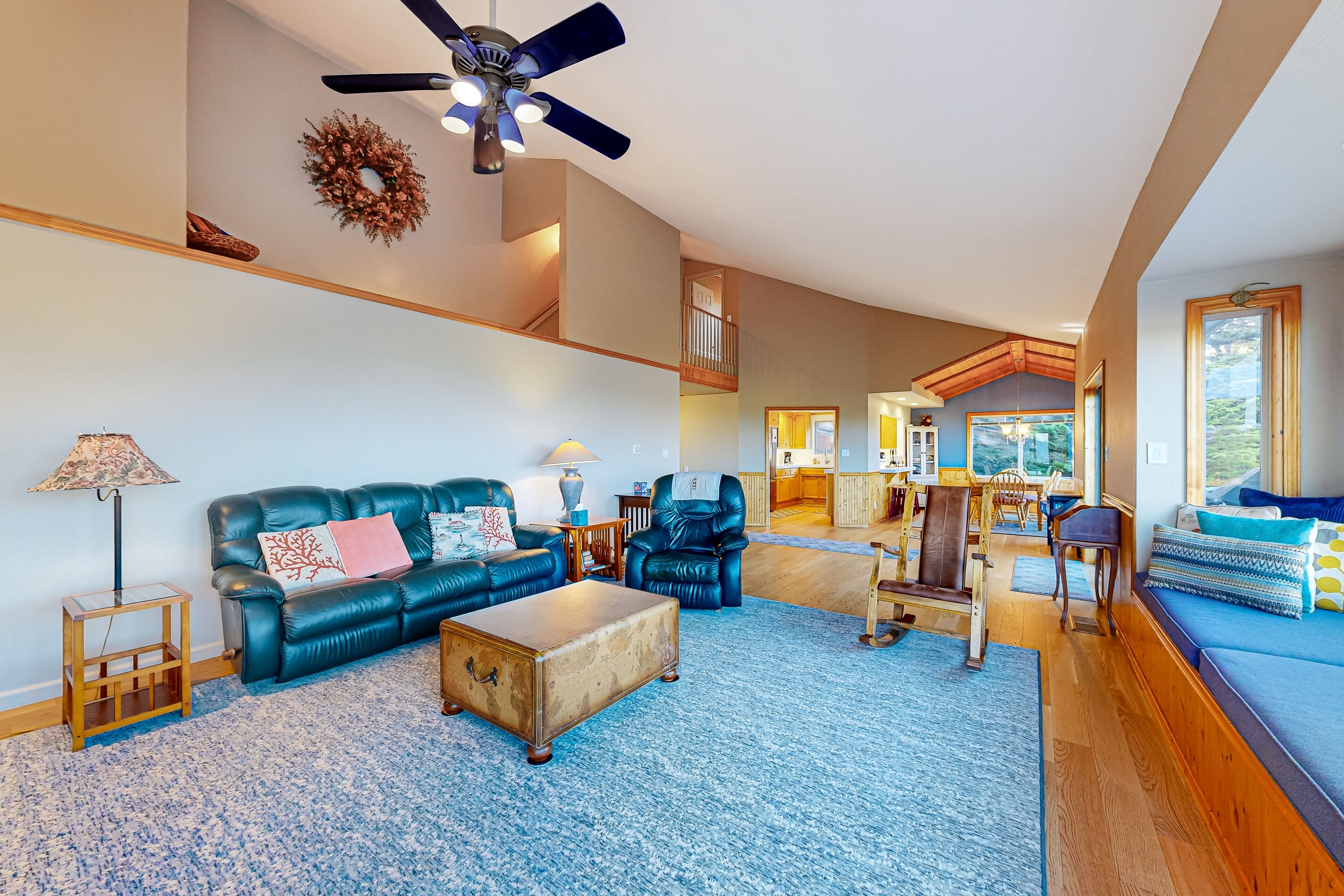 TV, caminetto, lettore DVD, impianto stereo