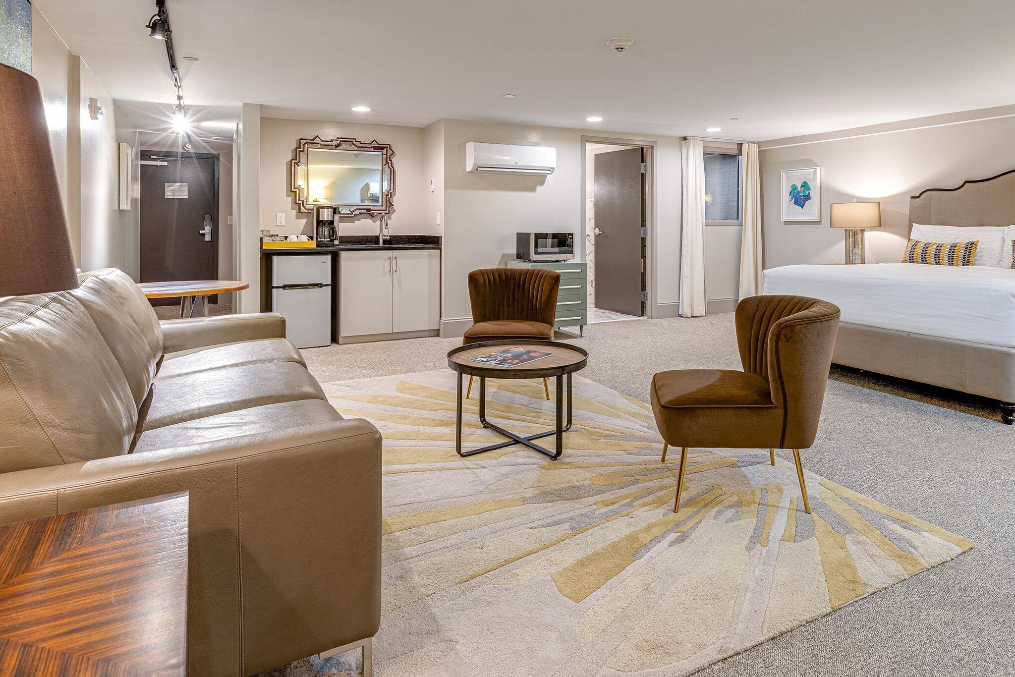 Downtown Nashville Large King Studio Suite w/Kitchenette  - Steps from Broadway - Unit 7