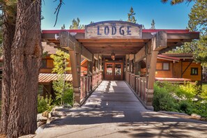 Property grounds - Dog-friendly cabin with pool & hot tub - near hiking/skiing (Truckee)