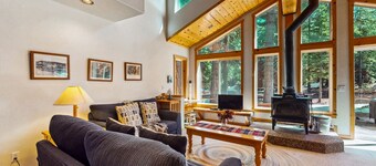 Dog-friendly cabin with pool & hot tub - near hiking/skiing