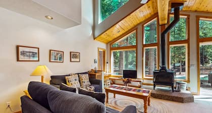 Dog-friendly cabin with pool & hot tub - near hiking/skiing