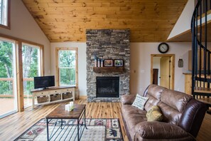 Taulutelevisio, takka, DVD-soitin