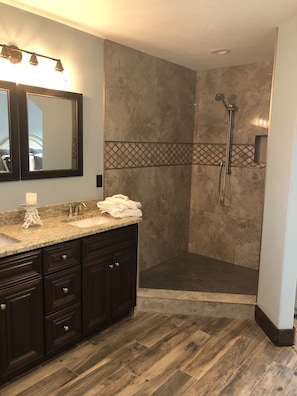 Bathtub, hair dryer, towels, shampoo - Immaculate Garden City Cabin - Stunning Bear Lake Views - sleeps 14!! (Garden City)