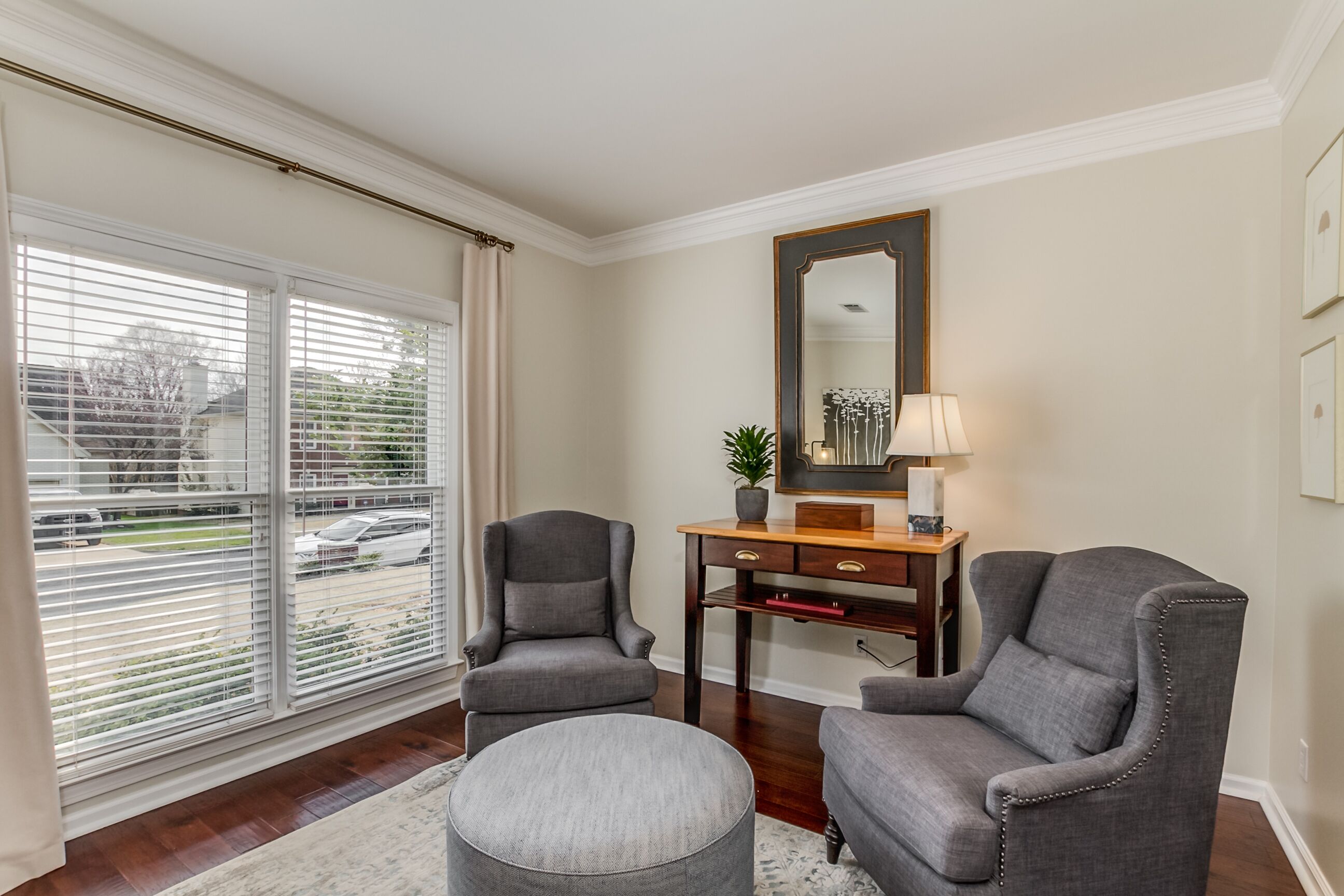 2.3 miles to stadium, close to restaurants/grocery, perfect for entertaining!