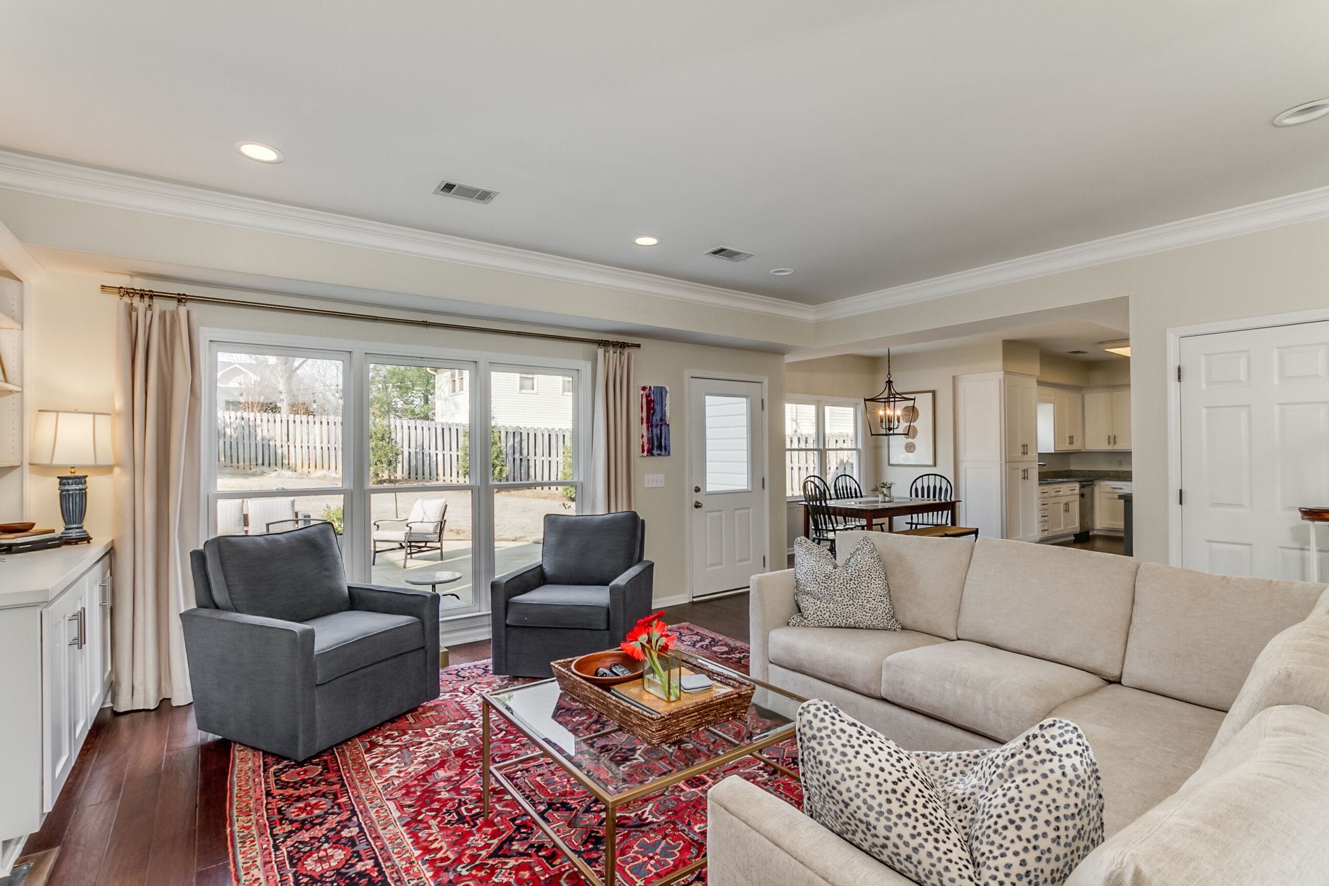 2.3 miles to stadium, close to restaurants/grocery, perfect for entertaining!