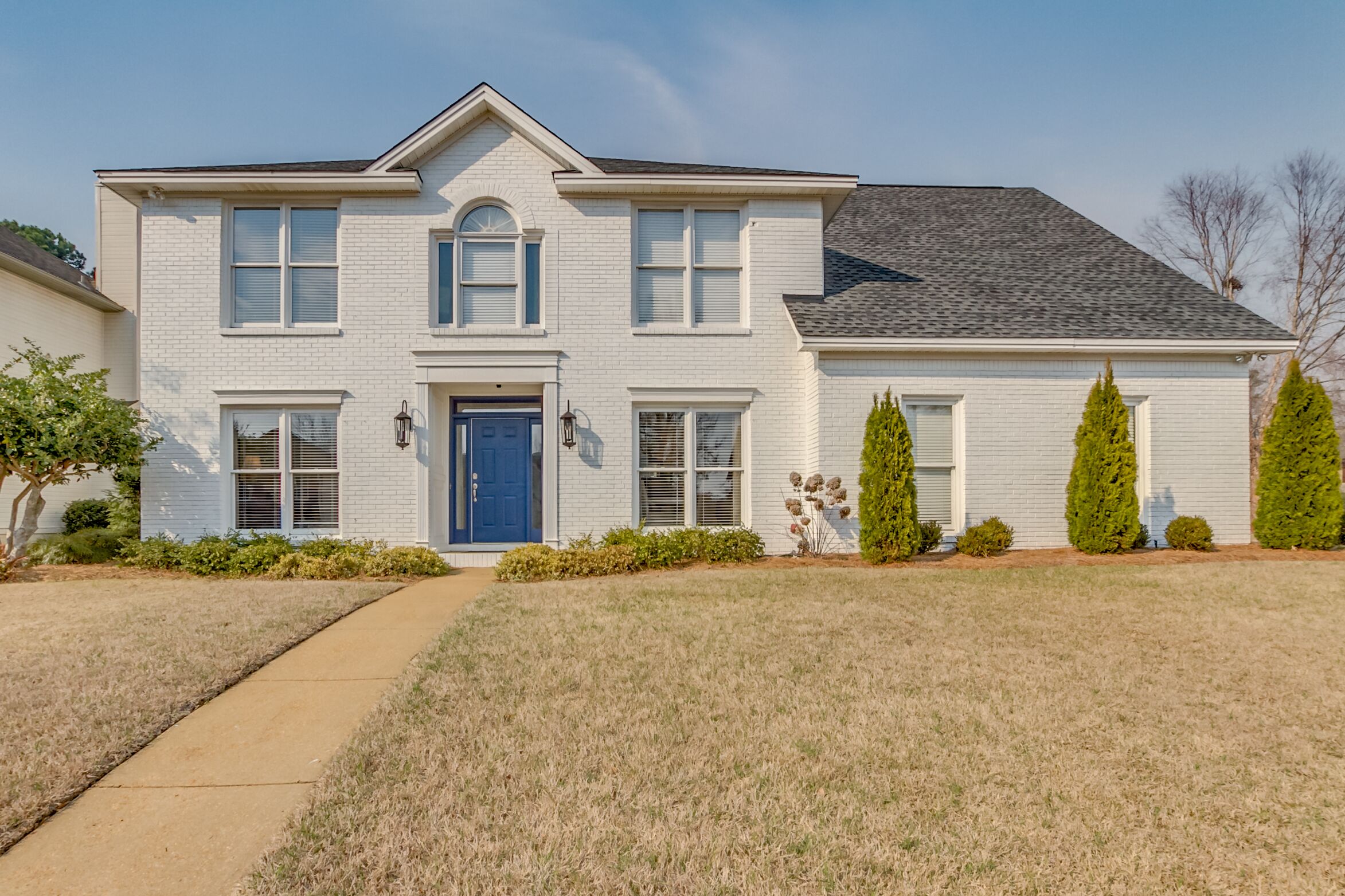 2.3 miles to stadium, close to restaurants/grocery, perfect for entertaining!