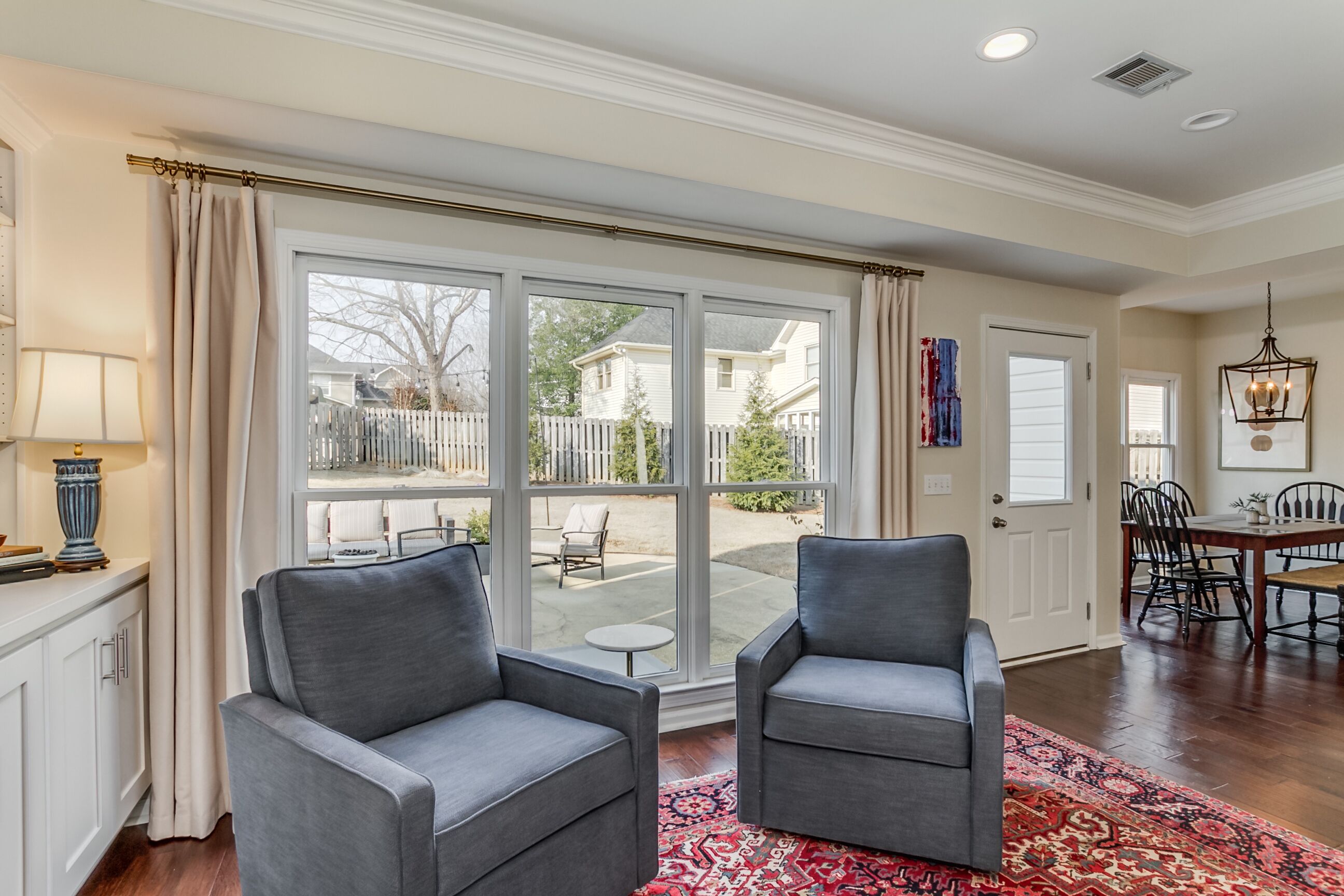 2.3 miles to stadium, close to restaurants/grocery, perfect for entertaining!