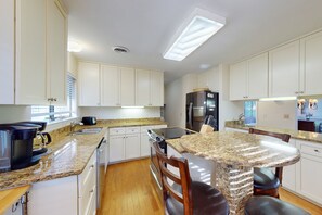 Fridge, microwave, oven, stovetop - Charming house with fantastic golf course views - dogs welcome (Hilton Head)