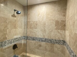 Douche, baignoire à jets, sèche-cheveux, serviettes fournies