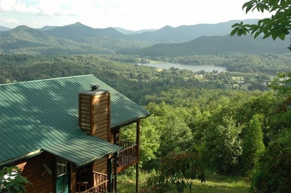 A cabin with a green roof overlooking a mountainous landscape and a lake. - Pretty Fawn Place, Wow View, Clean! Dogs Welcome. Hot Tub. Convenient To Town. (Hiawassee)