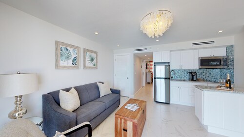 Beachfront Oasis Apollo 604. Remodel Just finished !