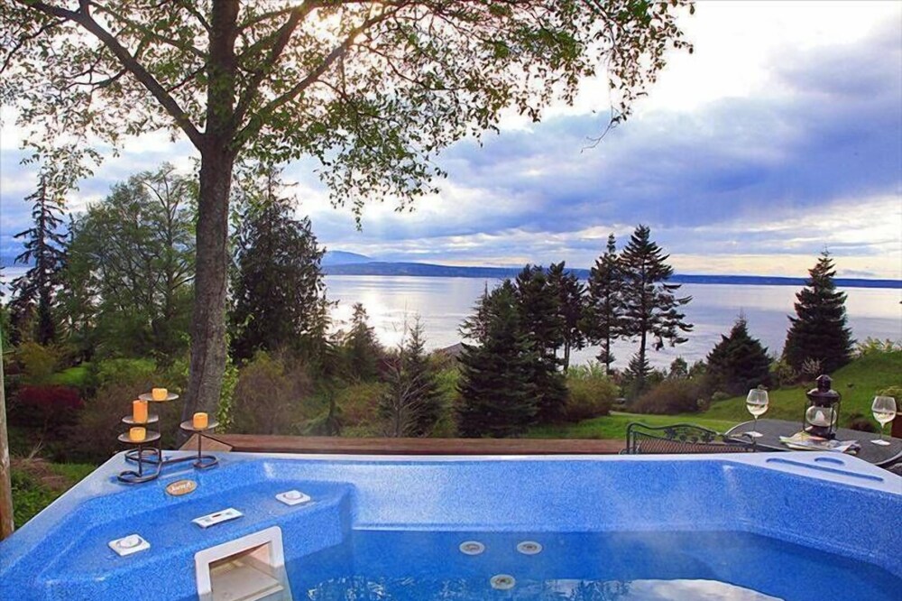 Romantic and Charming Cottage on One Acre High Bluff View Lot!