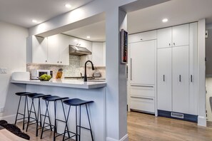 Een koelkast, een microgolfoven, een oven, een kookplaat