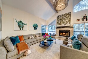 Smart-tv, een open haard en een stereo