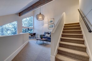 Smart-tv, een open haard en een stereo