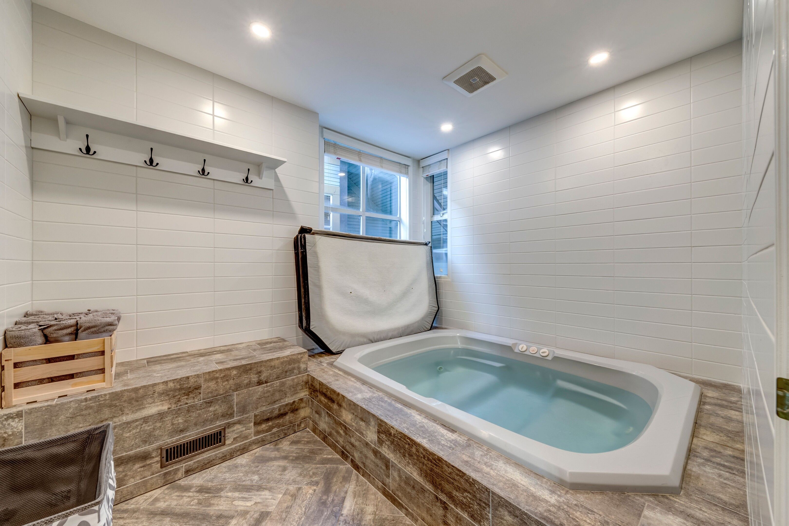 Une salle de bain moderne avec une baignoire sur pieds, une fenêtre et un porte-serviettes.