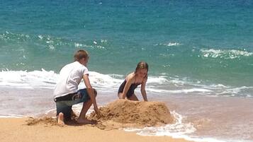 Beach nearby, sun-loungers, beach towels