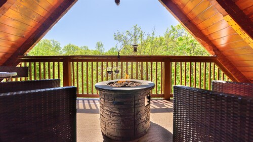 MOUNTAIN COVE CABIN- LUXURY, PET FRIENDLY CABIN- POOL TABLE/HOT TUB/FIRE PIT