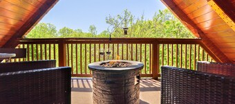 MOUNTAIN COVE CABIN- LUXURY, PET FRIENDLY CABIN- POOL TABLE/HOT TUB/FIRE PIT