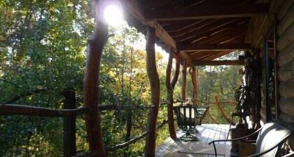 Private and Artistic cabin, Pet friendly, no cleaning fee