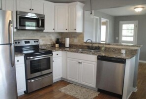 Kjøleskap, mikrobølgeovn, ovn og kokeplater