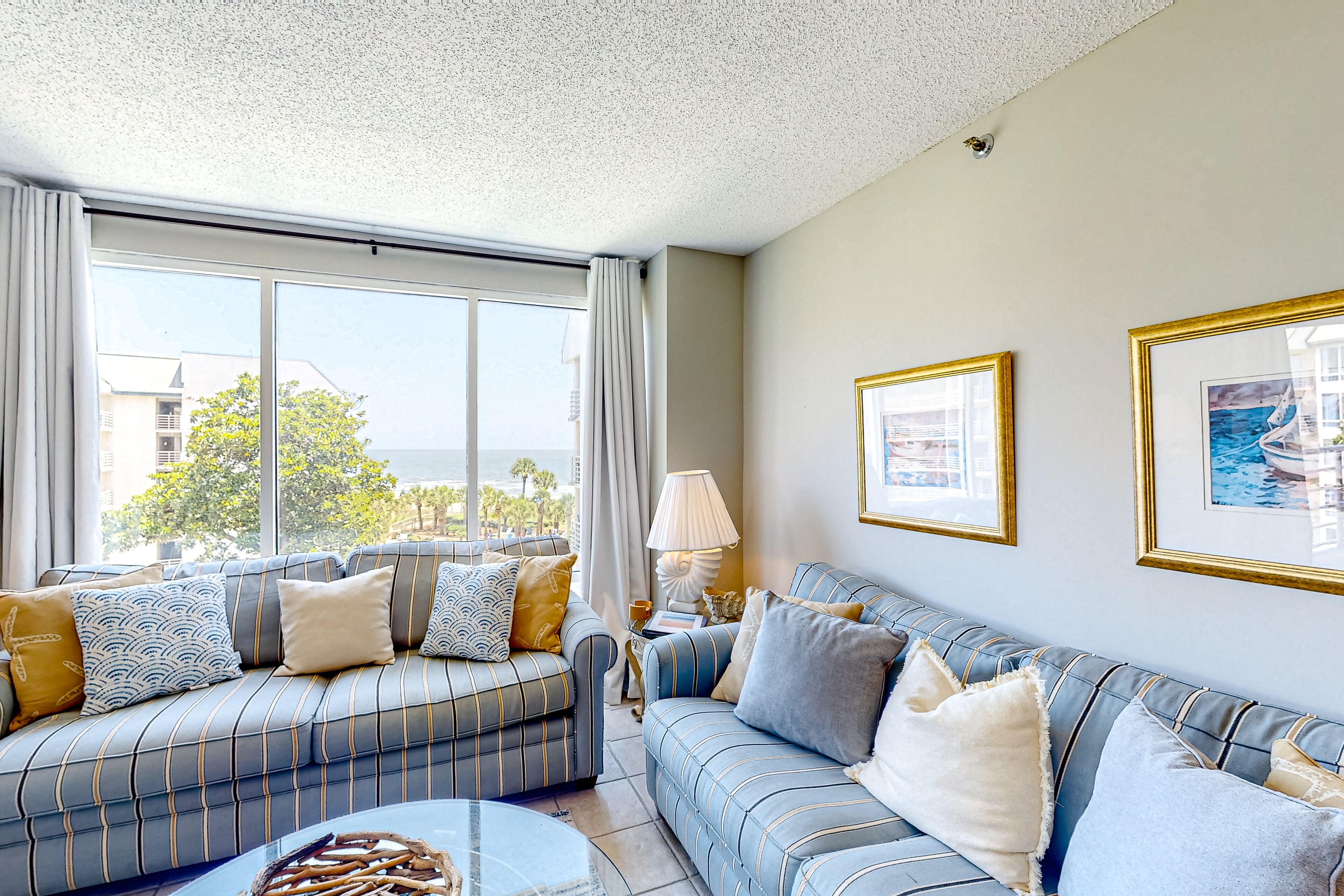 Amazing ocean-view condo steps from the beach - pools, hot tubs & gym on-site