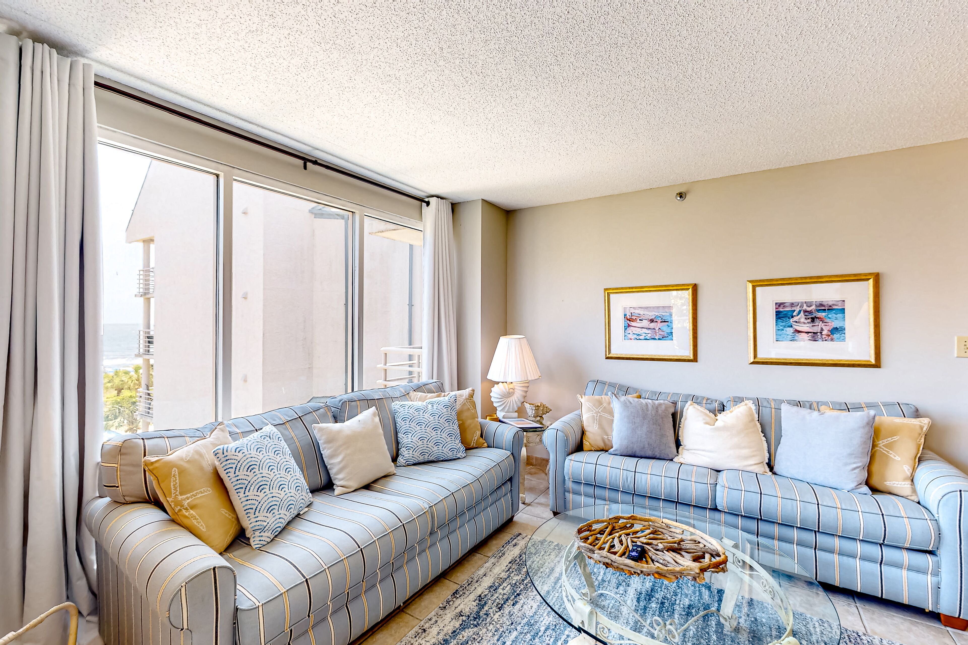 Amazing ocean-view condo steps from the beach - pools, hot tubs & gym on-site