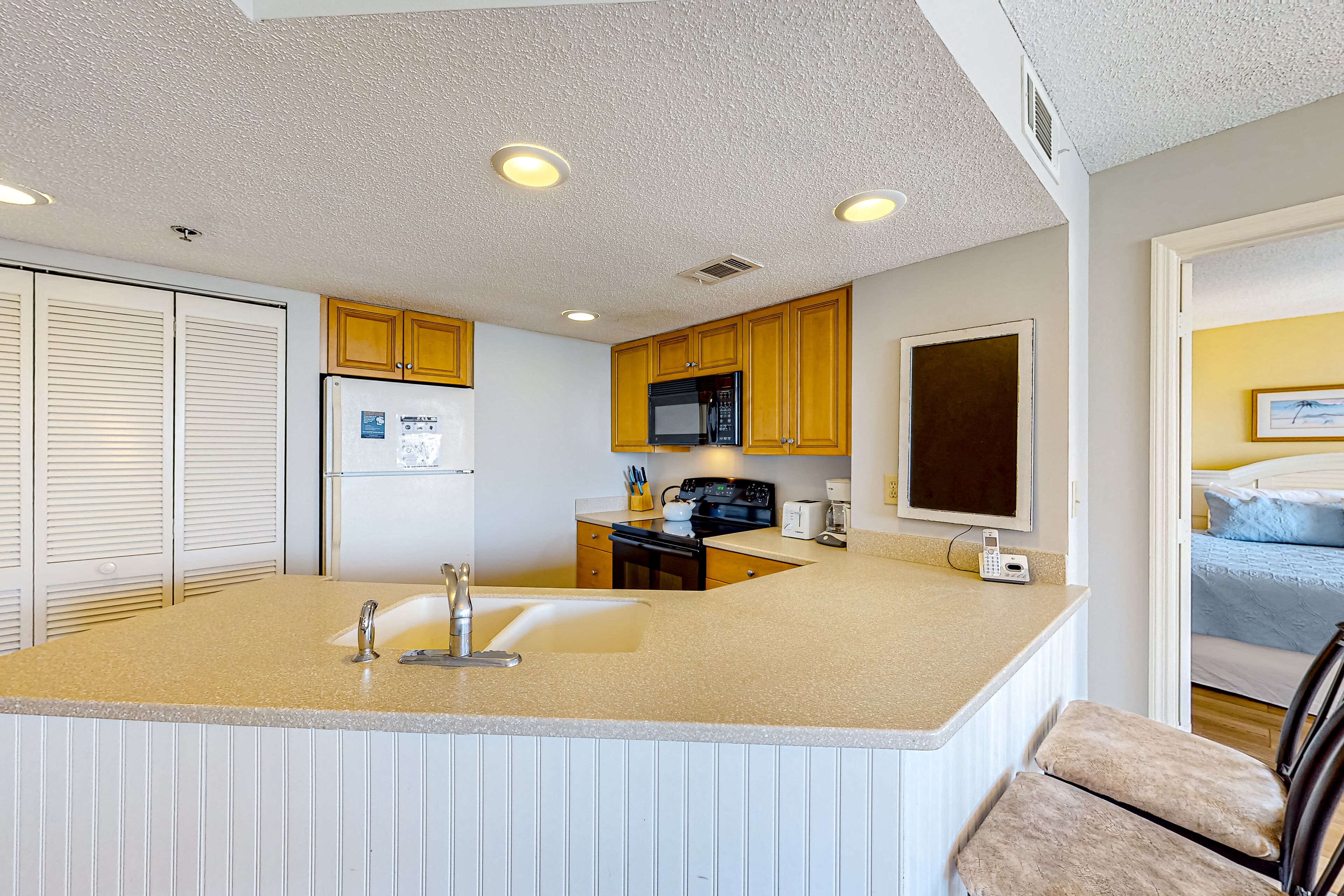 Amazing ocean-view condo steps from the beach - pools, hot tubs & gym on-site