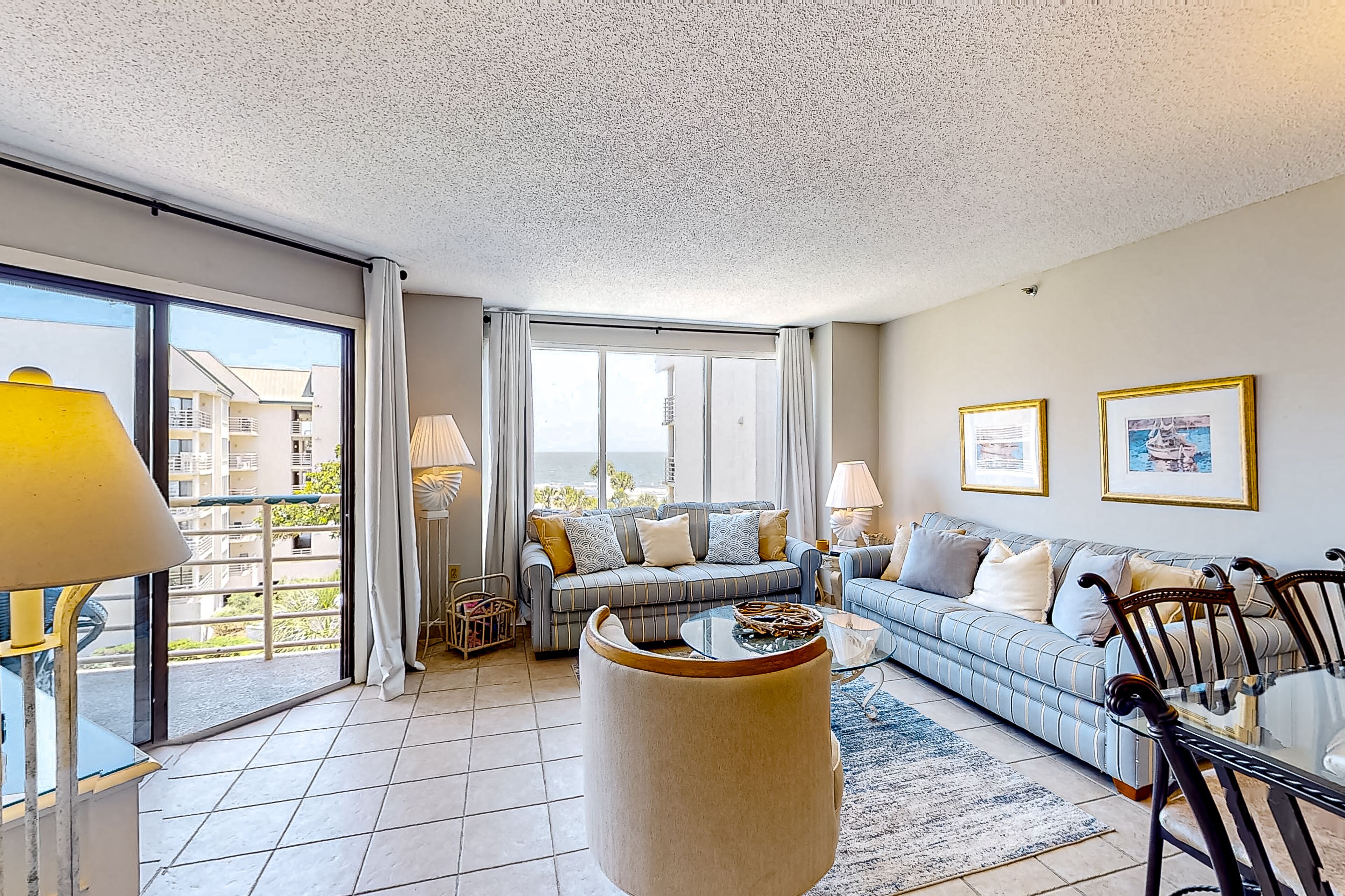 Amazing ocean-view condo steps from the beach - pools, hot tubs & gym on-site