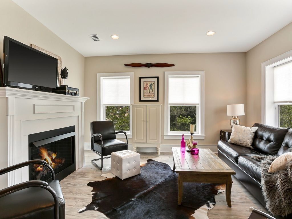 Luxurious, Spacious Townhome with Fireplace!  Quick Walk to the Beach!