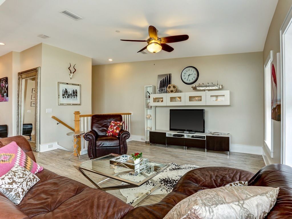 Luxurious, Spacious Townhome with Fireplace!  Quick Walk to the Beach!